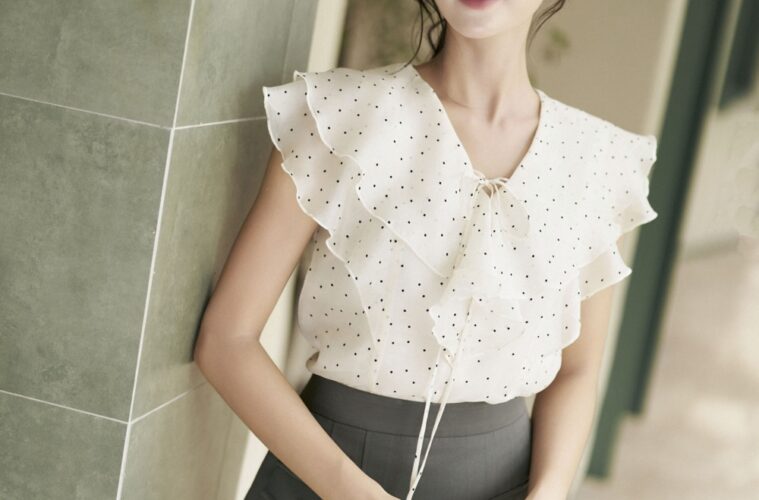 Elis Blouse: chất ren sáng và tỷ lệ gọn